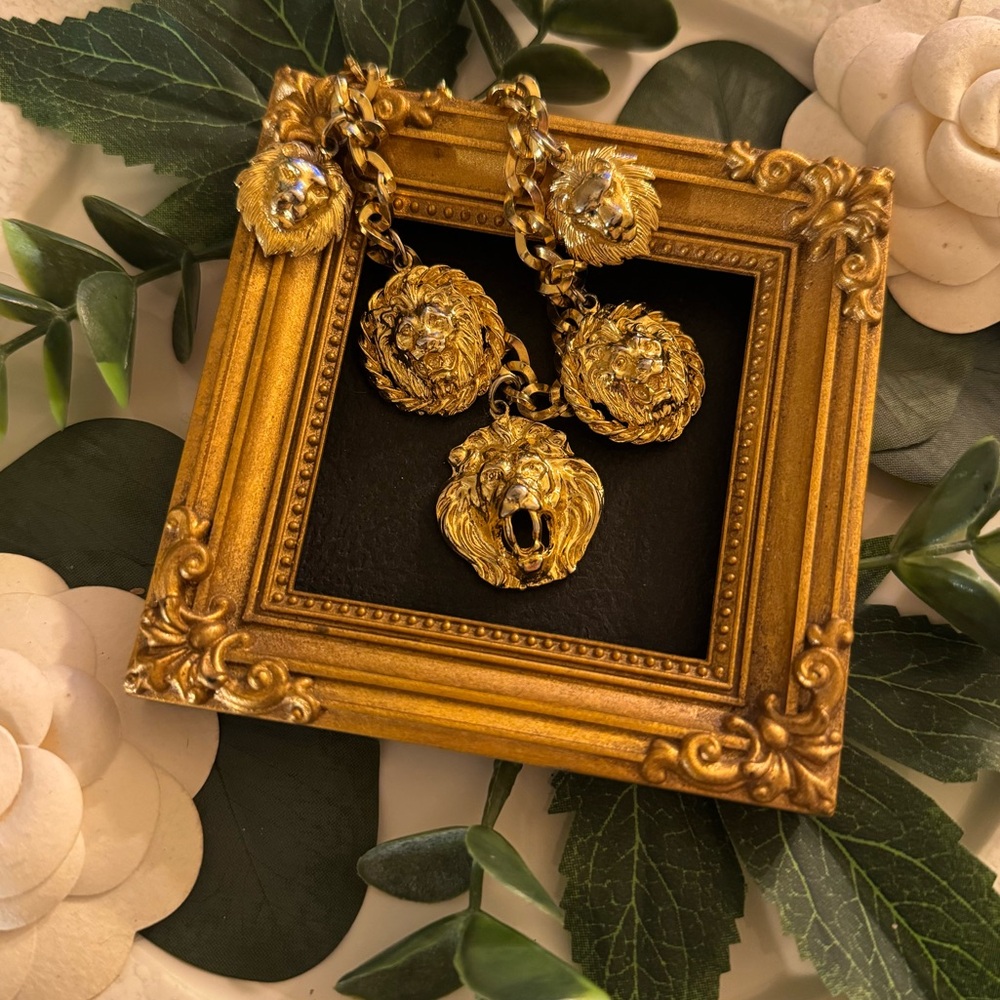 Gold Lion VTG Charm Bracelet - Picture 7 of 11